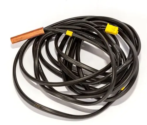 Schwarzes Kabel mit einem Kupferende und einem gelben Stecker, das für Daikin-Systeme verwendet wird. Mehrere Windungen des Kabels sind zu sehen.